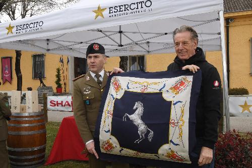 Scoccimarro riceve il foulard della Piemonte Cavalleria